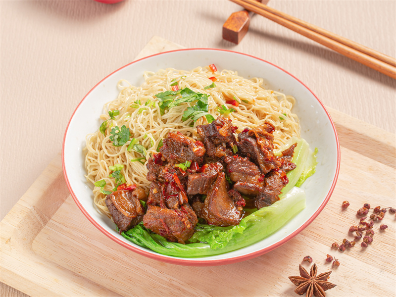 香辣牛腩拌面